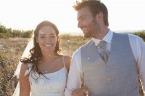 Recién casados caminando en confeti - foto de stock