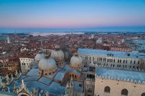 Vista aérea del paisaje urbano de Venecia durante la puesta del sol, Italia - foto de stock