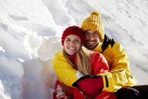 Porträt eines Paares, das sich umarmt und Winterkleidung trägt — Stockfoto