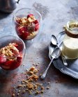 Bowls of strawberry crisp with cream — Stock Photo
