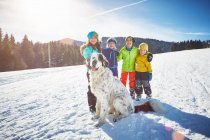 Bambini che giocano nella neve — Foto stock