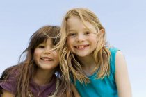 Девушки улыбаются вместе на улице — стоковое фото