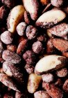 Закрыть кучу соленых орехов — стоковое фото
