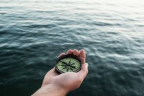 Nahaufnahme des Hand haltenden Kompasses — Stockfoto