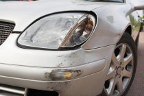 Close-up de arranhões no carro de prata após o acidente — Fotografia de Stock