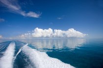 Vista do velório do barco no oceano calmo — Fotografia de Stock