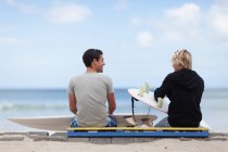 Ragazzi adolescenti con tavole da surf sulla spiaggia — Foto stock
