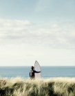 Surfista olhando para o mar — Fotografia de Stock