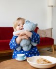 Хлопчик малюк обнімає свого плюшевого ведмедя — стокове фото