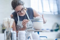 Kapstadt, Südafrika, junge Frau arbeitet in Keramik-Werkstatt eng am Bogen — Stockfoto
