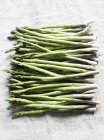 Grappolo di asparagi in fila — Foto stock