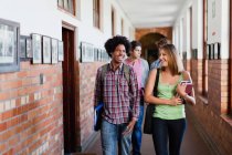 Estudantes caminhando juntos no corredor, foco seletivo — Fotografia de Stock