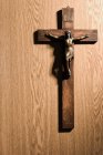 Plan rapproché du crucifix sur un mur en bois — Photo de stock