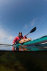 Homme kayak sur le lac tranquille — Photo de stock