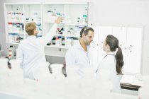 Cientistas falando em laboratório — Fotografia de Stock