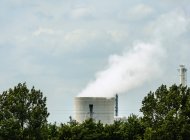 Smoke from Smokestack of chemical plant — Stock Photo