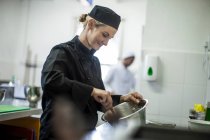 Ciudad del Cabo, Sudáfrica, chef trabajando en la cocina - foto de stock