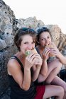 Escursionisti mangiare panini sulle rocce, concentrarsi sul primo piano — Foto stock