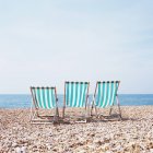 Chaises longues sur la plage de bardeaux — Photo de stock