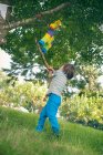 Garçon balançant à pinata à la fête — Photo de stock