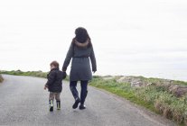 Mutter und Sohn zu Fuß auf Landstraße — Stockfoto