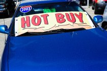 Автомобіль зі знаком продажу гаряче купити на вітровому склі — стокове фото