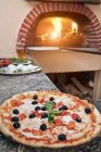Пицца на столе на кухне — стоковое фото