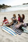 Amici in spiaggia con tavola da surf — Foto stock