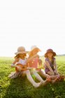 Усміхнені дівчата розслабляються в траві — стокове фото