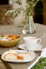 Накрытый стол с едой на завтрак и чашкой кофе — стоковое фото