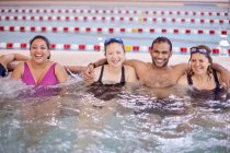 Persone che si rilassano in piscina — Foto stock