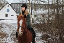 Frau reitet Pferd im Schnee — Stockfoto