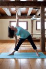 Femme enceinte faisant du yoga — Photo de stock