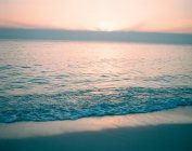 Восход солнца над спокойным морем — стоковое фото