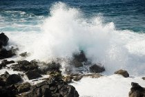 Океанічні хвилі та скелі — стокове фото