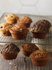 Muffin fatti in casa su scaffali di raffreddamento — Foto stock