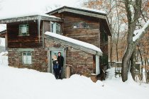 Portrait of family outside rustic house — Stock Photo