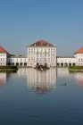 Vista lejana del Palacio de Nymphenburg, Munich, Alemania - foto de stock