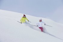 Skifahrer auf schneebedecktem Hang — Stockfoto