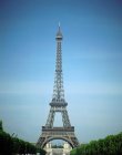 Vista de ángulo bajo de la Torre Eiffel con el cielo azul en el fondo, París, Francia - foto de stock