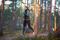Frau läuft in Wald — Stockfoto