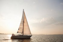 Yacht segelt auf See — Stockfoto