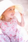 Menina usando chapéu de sol ao ar livre — Fotografia de Stock