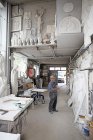 Ouvrier debout dans un atelier de sculpture en relief — Photo de stock