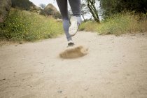 Jogger running in park, Stoney Point, Topanga Canyon, Chatsworth, Los Ángeles, California, Estados Unidos - foto de stock