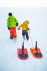 Діти грають на снігу — стокове фото