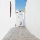 Вид на улицу с белыми домами, Испания — стоковое фото