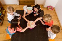 Crianças compartilhando comida na cozinha — Fotografia de Stock