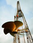 Hélice gigante sendo levantada para o navio — Fotografia de Stock