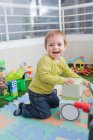 Bambino ragazzo accatastamento giocare blocchi a casa — Foto stock